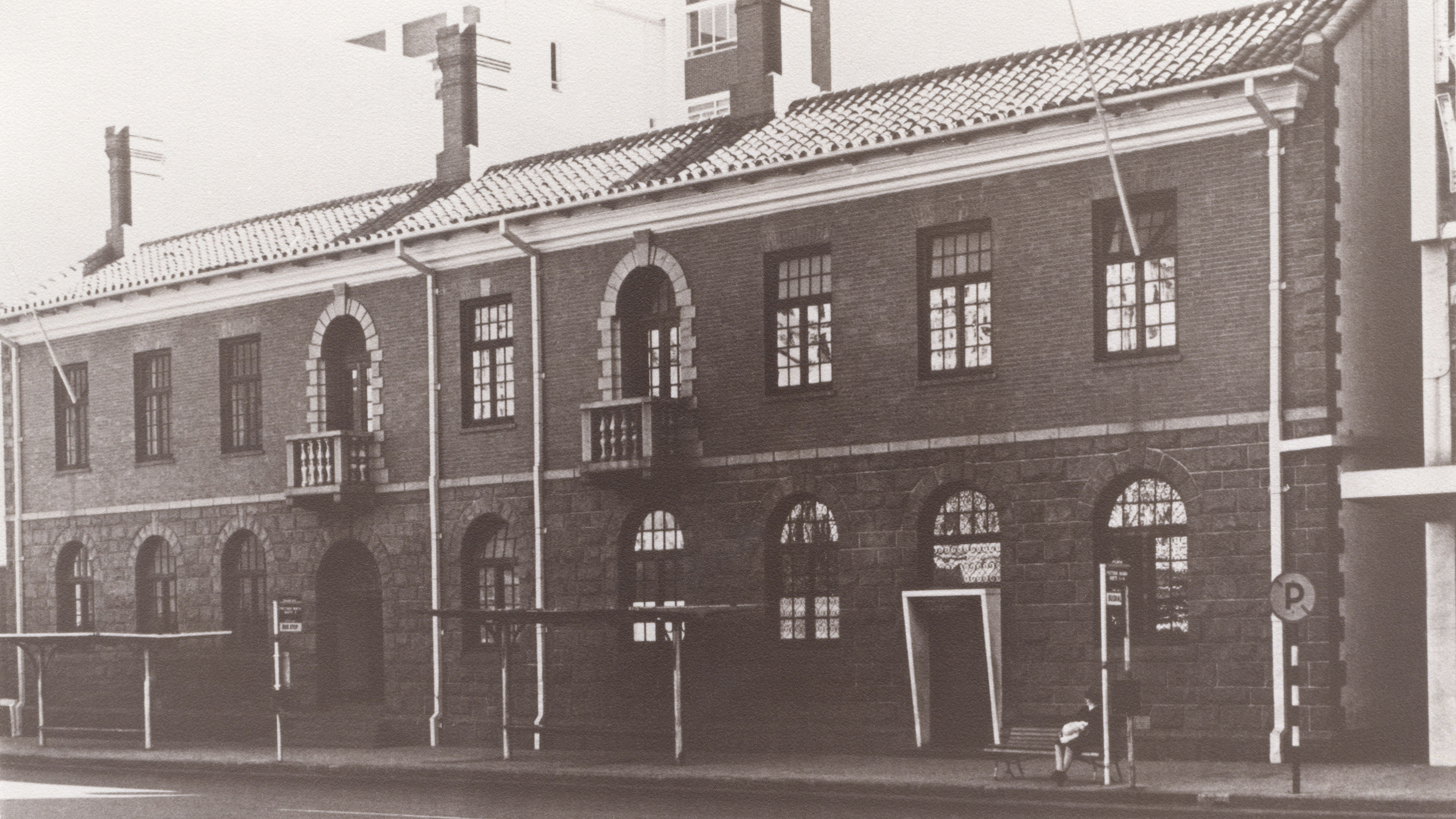 <p>With little fanfare, amid sombre news from the First World War, the recently proclaimed University of South Africa (Unisa) begins operations from rented headquarters in Pretoria.</p>